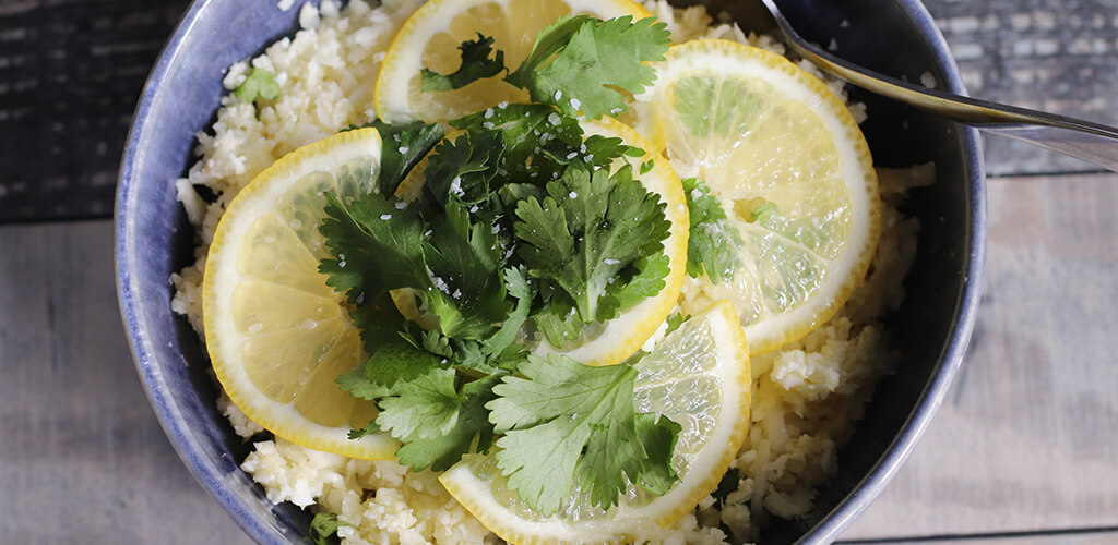 Lemon and garlic cauliflower rice in a bowl.