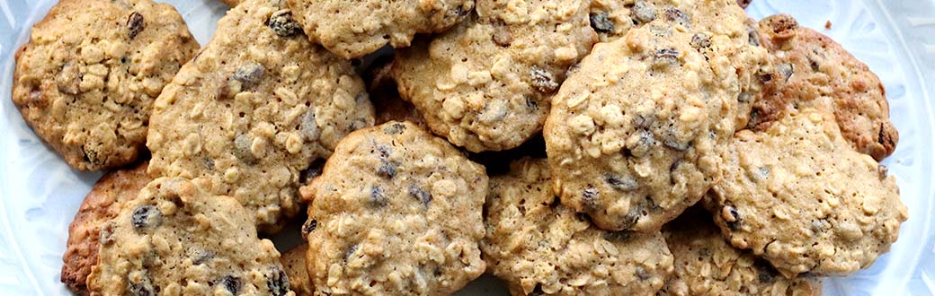 A plate of oatmeal raisin cookies.