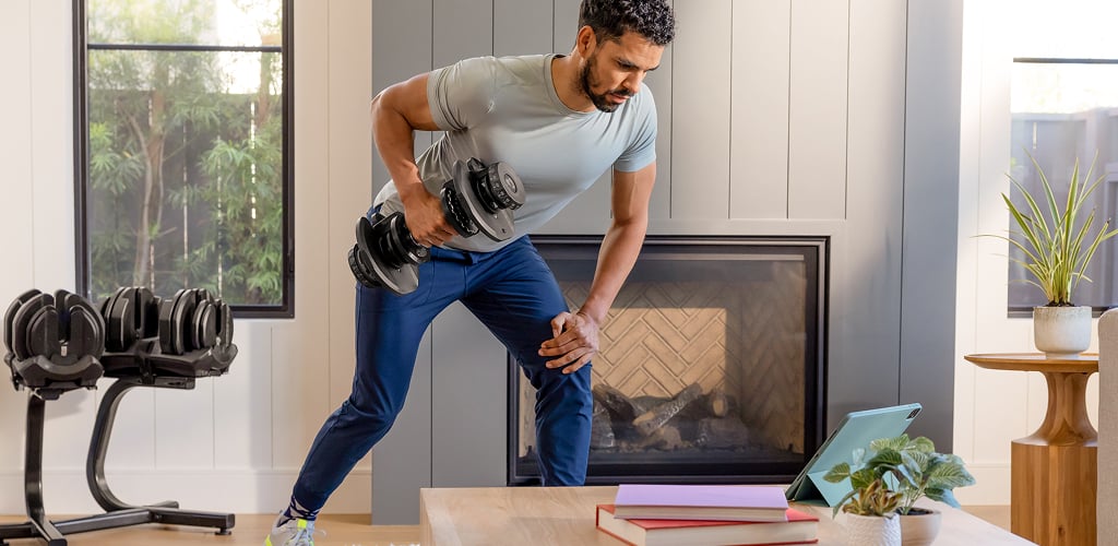 man using bowflex selecttech dumbbells