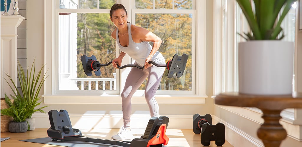 woman using 2080 barbell