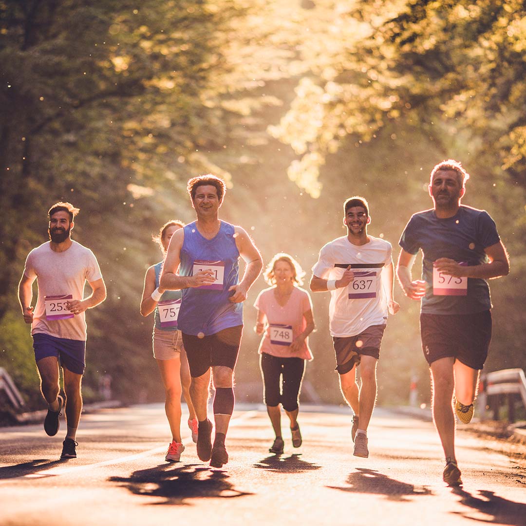 бег природа. бег природа. спортсмен в горах. осенняя пробежка. природа для бега.