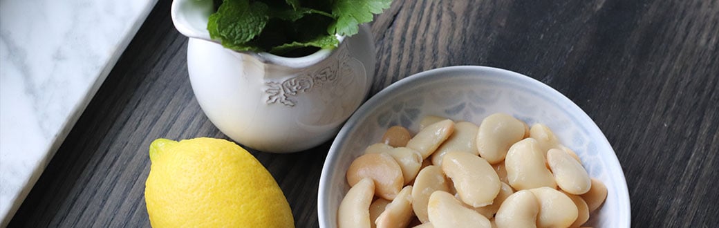 Butter beans, a lemon, and basil leaves.