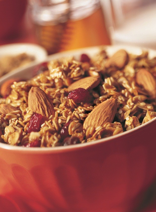 healthy-breakfast-snacks-california-almond-granola-with-golden-raisins