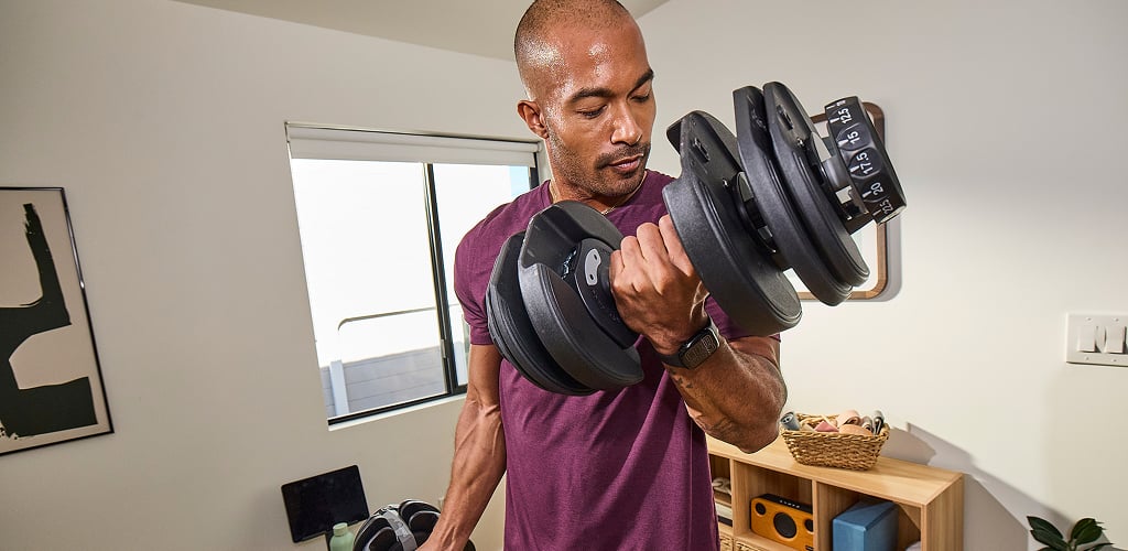 man using bowflex selecttech dumbbells