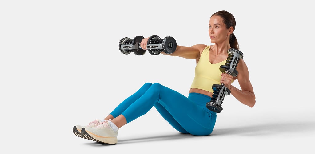 woman using bowflex dumbbells
