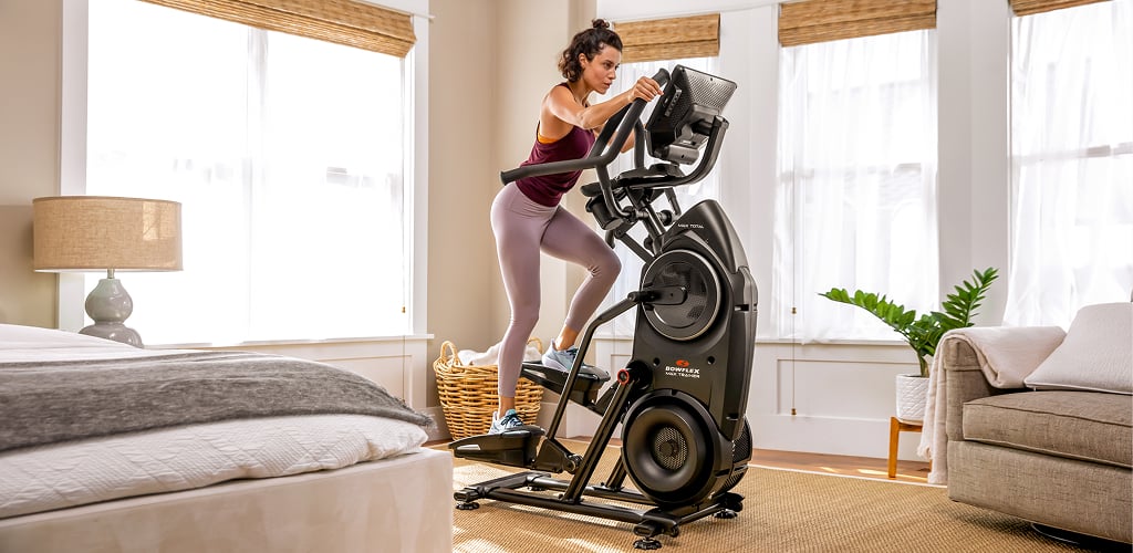 woman using bowflex maxtrainer